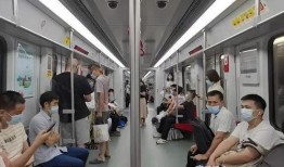 广州地铁最新爆料男子,男子涉嫌偷拍女性乘客，警方介入调查